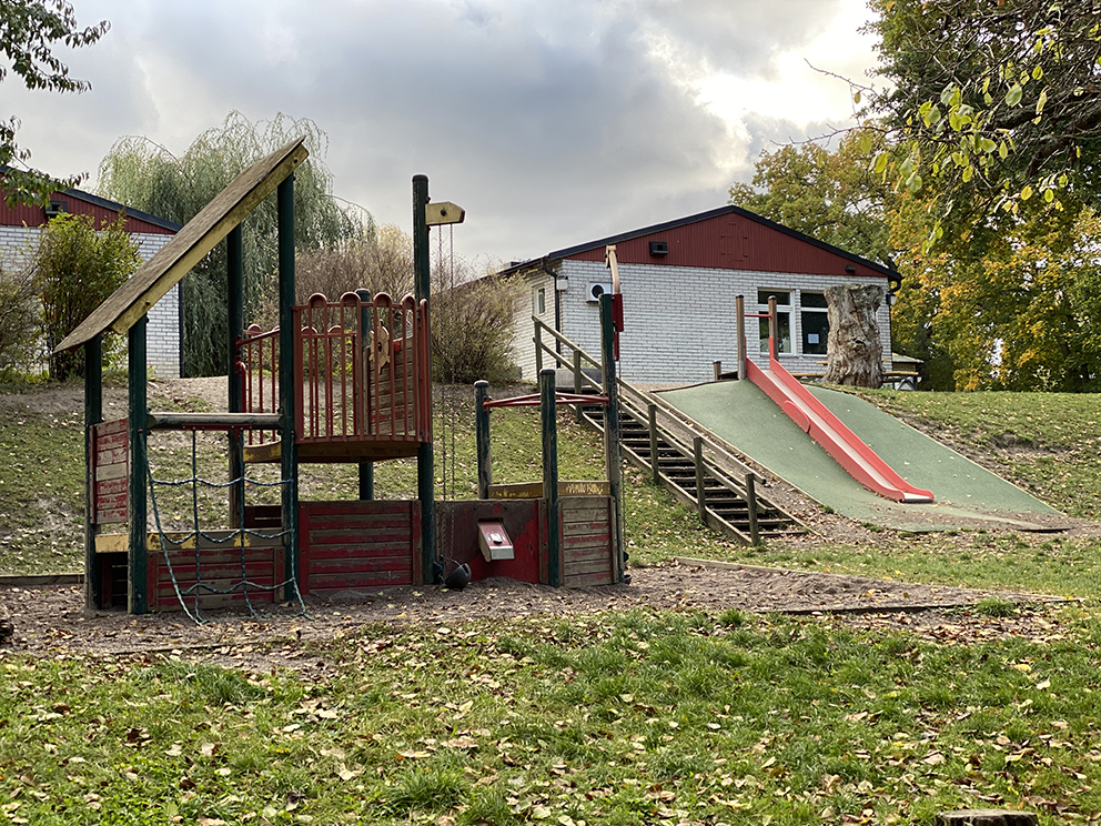 Ekendals förskola i Ekerö kommun med en lekplats i förgrunden