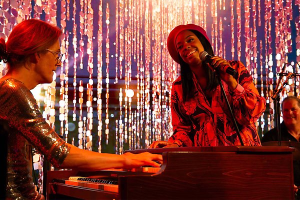 En man spelar piano och en kvinna sjugner.